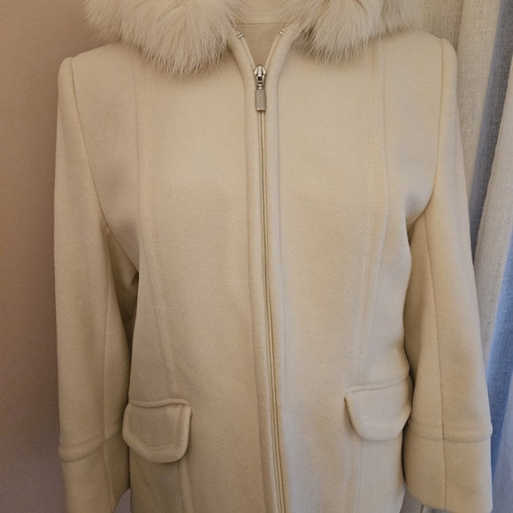 VTG 100% Wool Cream Coat Petites Size 6 -  With Fox Fur Trim Hood - Picture 3 of 5